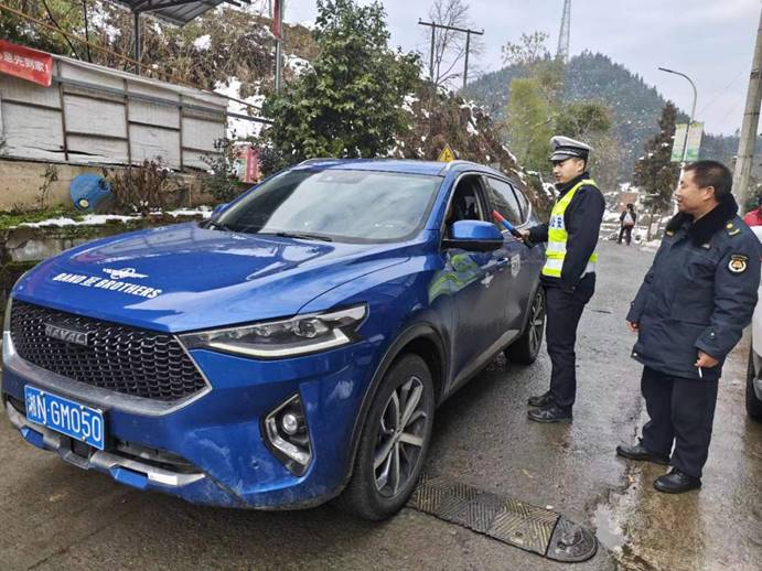 1月26日，梨溪口鄉(xiāng)綜合行政執(zhí)法隊(duì)同片區(qū)派出所開展聯(lián)合執(zhí)勤，對騎乘摩托車不佩戴安全頭盔，無牌無證、駕駛轎車不系安全帶等違法行為開展勸導(dǎo)和查處。 (4)
